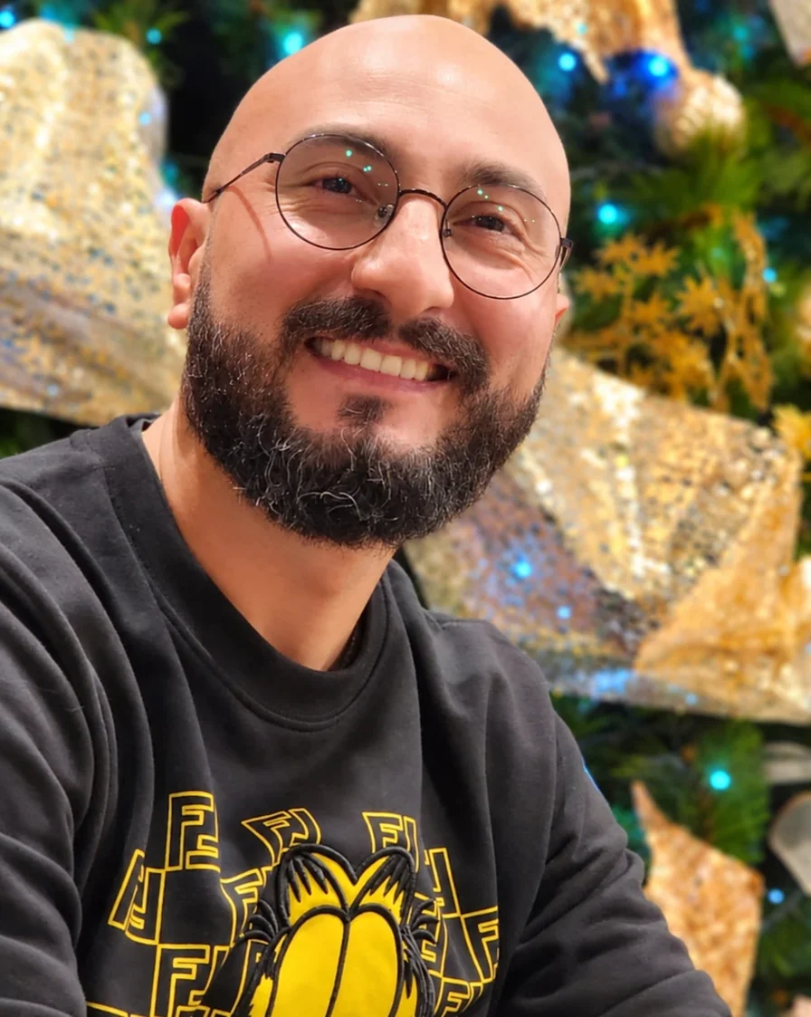 Camilo Castellanos sonriendo